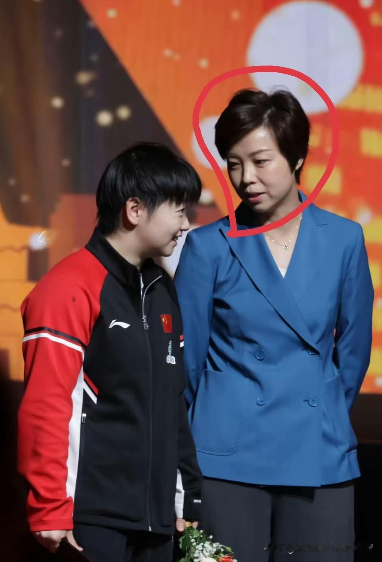 张怡宁暖心叮嘱孙颖莎，两代乒乓人的温情瞬间2025WTT香港赛现场的一张合