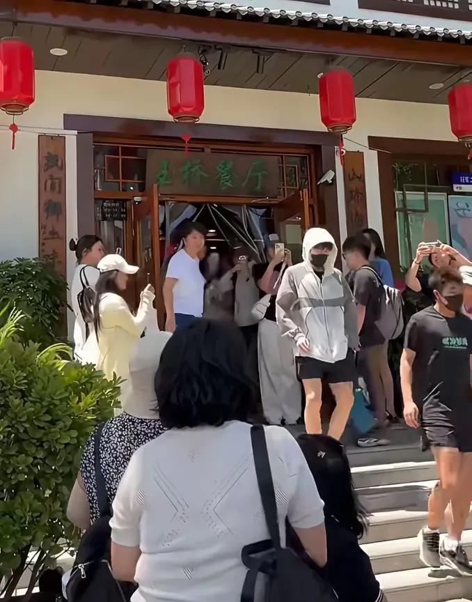 大头又开着他的大G来玉桥吃饭啦他还真如他自己所说就认这一口，连坑位都认话