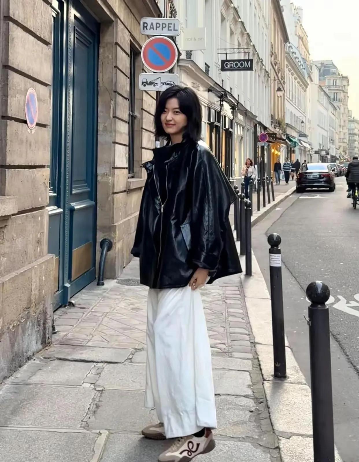 孙千巴黎私服太会了！🖤黑皮衣+白阔腿裤，经典黑白配yyds！皮衣遮肉显瘦，