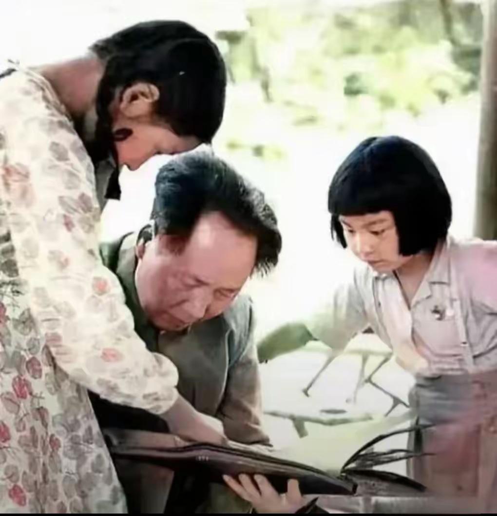 这张照片，看得人心里头暖烘烘的。毛主席坐在中间，两个宝贝闺女，李敏和李讷，一左一