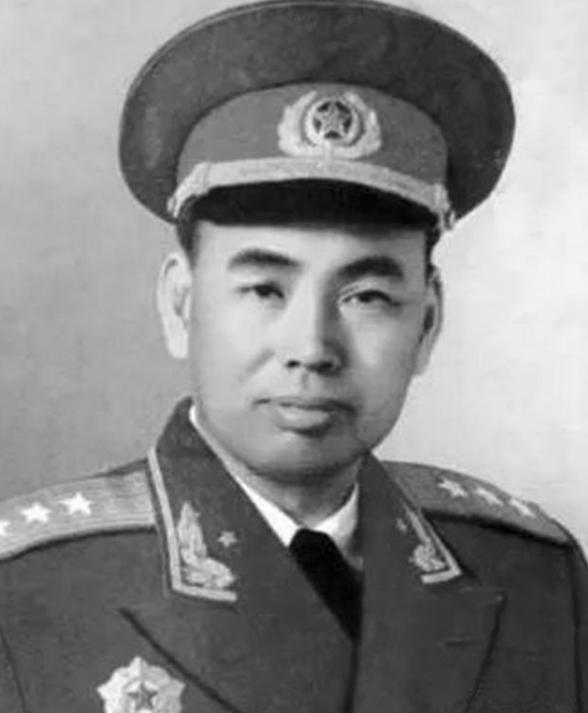 1966年，许世友前妻雷明珍陷入困境向他求助，许世友仅用八字批示妥善解决了她的难