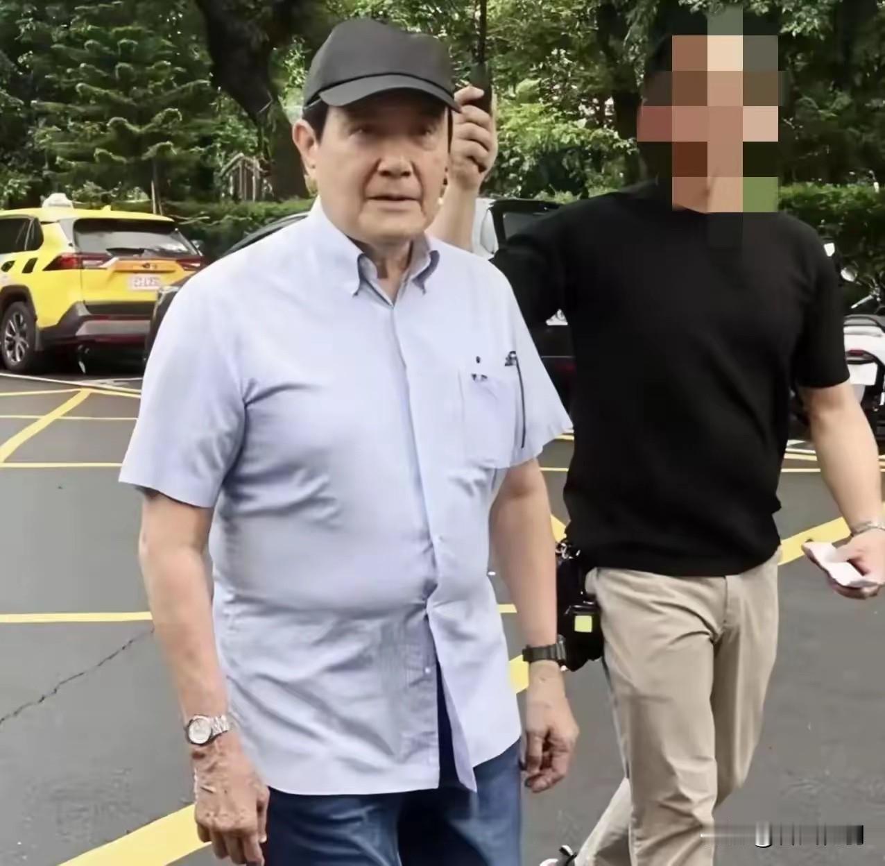 台湾作家张若彤6月8日拜会马英九，当场询问马英九为何要两手都戴表？​马英九指了