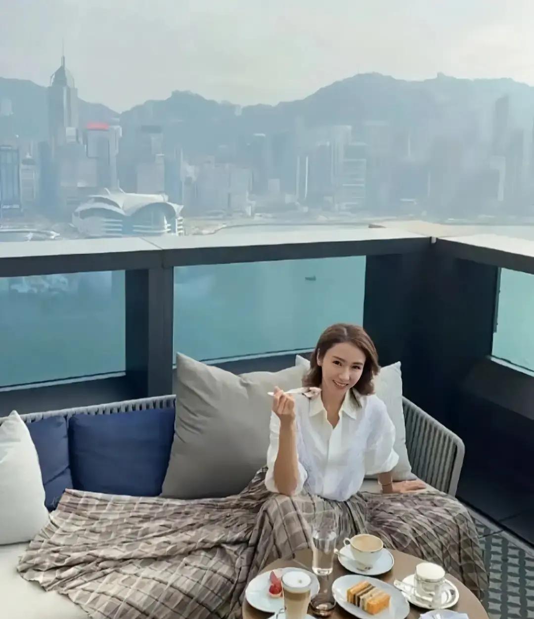 黎姿一张下午茶照片，炸出了30亿身家的秘密。这哪是晒生活，分明是凡尔赛的最高境