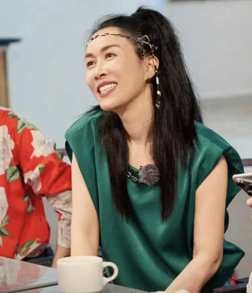 那英这感情经历也是挺坎坷的！16岁在沈阳歌舞团认识了初恋男友，是当时的伴唱。