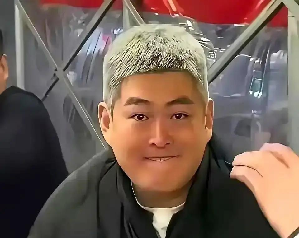 赵家公子哥一接管刘老根大舞台就把票价砍三成，还把谢广坤的吵架戏剪得只剩影子。我