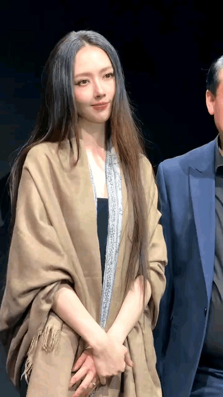 手指不停地卷着衣角郭碧婷复出了，这状态有点让人心疼。当年那个笑容