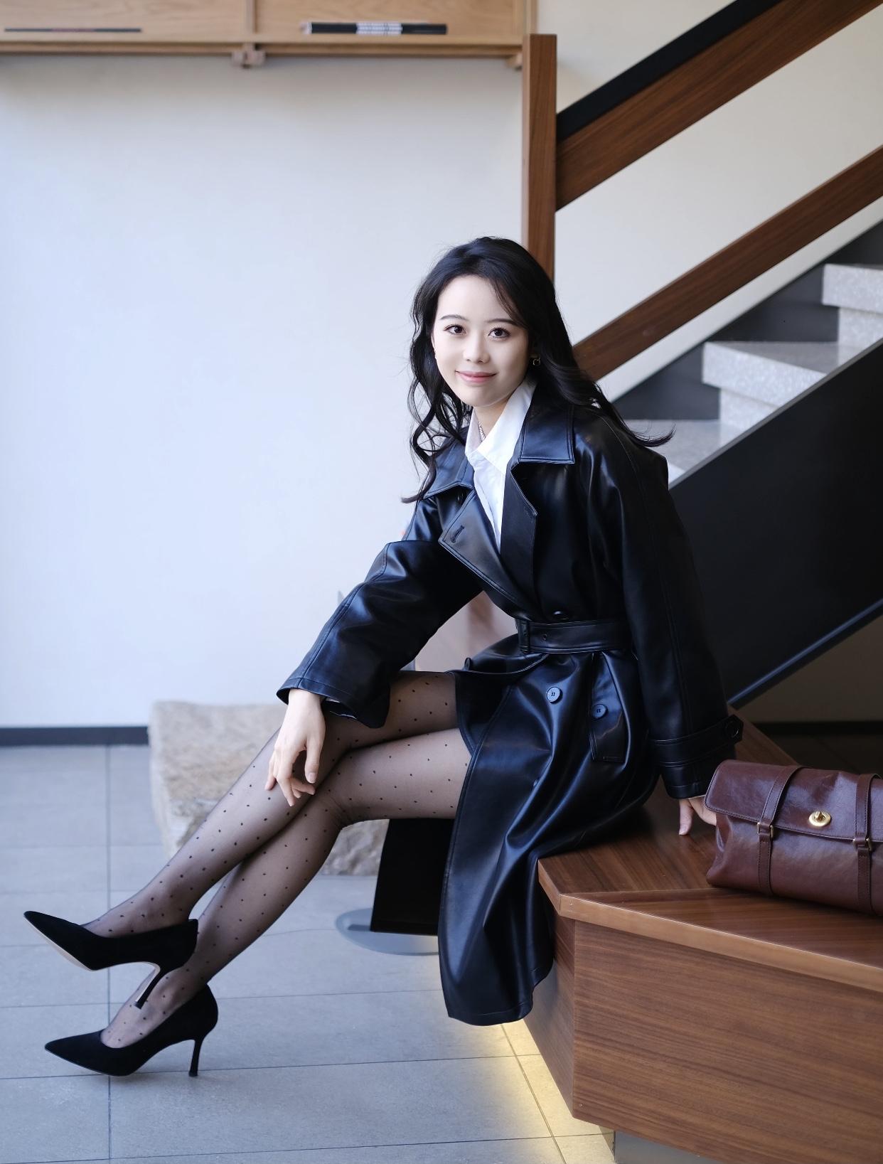 每日搭配分享·时尚穿搭优雅职场风，黑色皮衣搭配高跟鞋，自信满满！👠💄