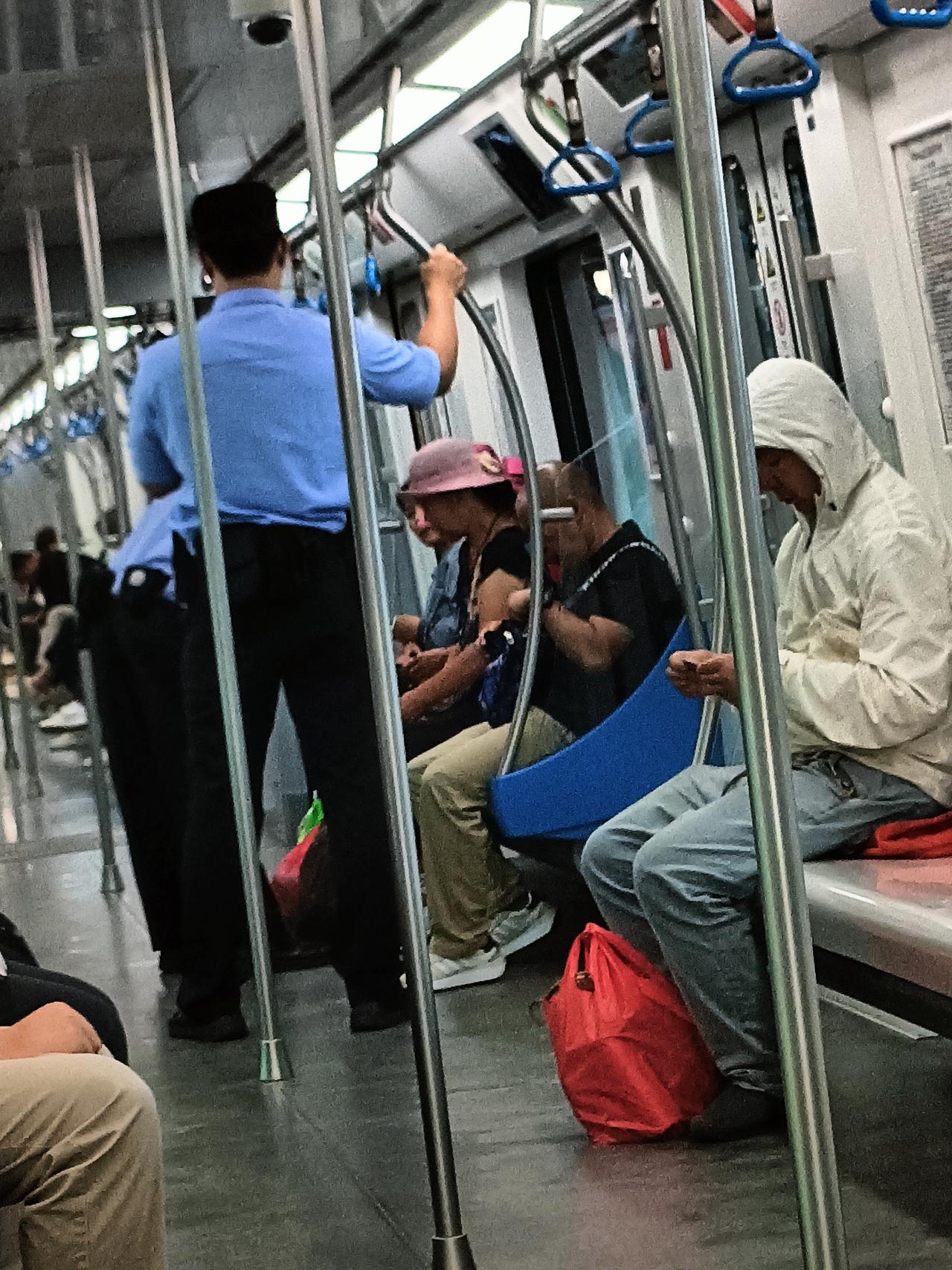 今天上午有事外出，办完事坐地铁回家，刚找个位置坐下，还没等我反应过来，就听见旁边