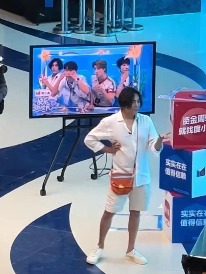 秦昊怎么胖成这样了，他已经发福成了油腻大叔，挺着大肚子背着粉色包包，留着长发，真