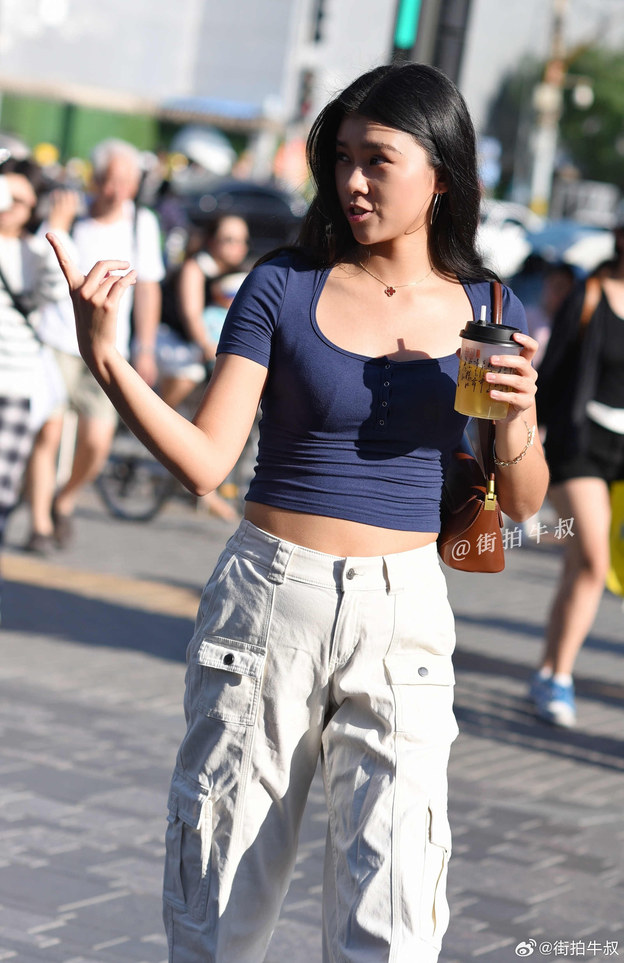 休闲少女感的紧身圆领T恤