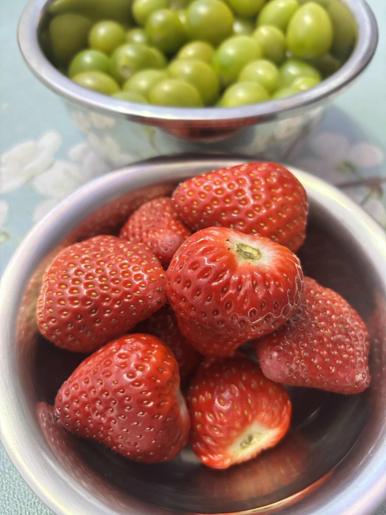 感受一下北京的物价，60/斤的草莓，不过味道还不错。之前买蓝莓，大个的80