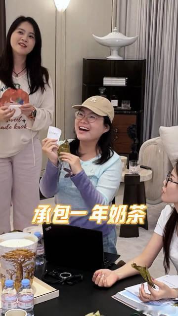 贾乃亮贾乃亮完全没有明星的距离感，端午放下身段和工作人员一起包粽子过节，各类数码
