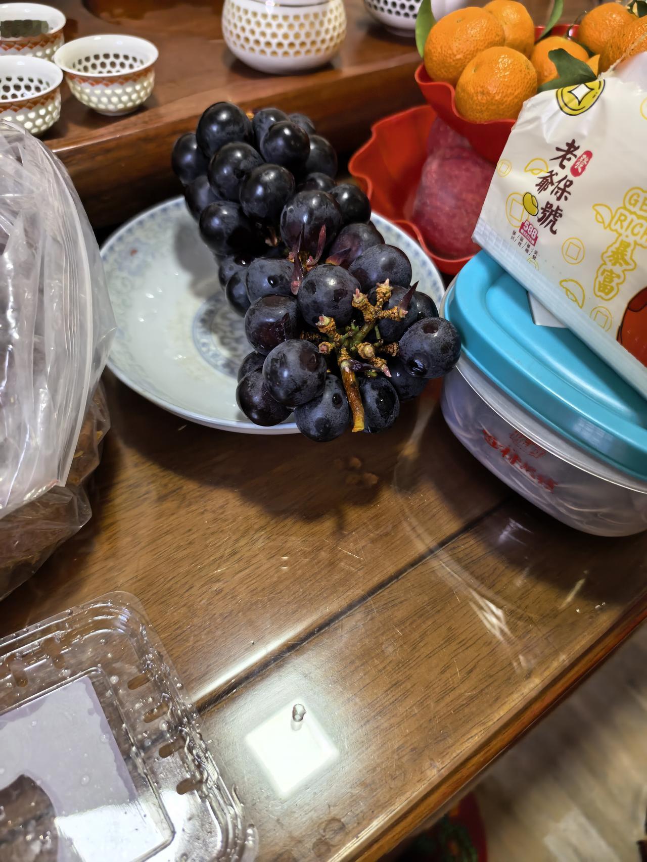 你们婆婆会舍得买水果给儿媳妇吃吗？我婆婆属狗的，四十多岁，算年轻婆婆吧！她长