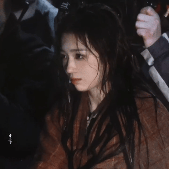 代露娃黏人小狗看完代露娃这段想偷狗了她真的好rua啊，那个眼神太有东西了，水汪