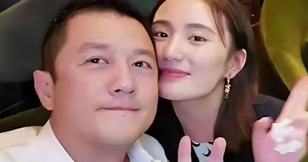 李亚鹏与小19岁娇妻海哈金喜甜蜜合照曝光 浪漫爱情故事