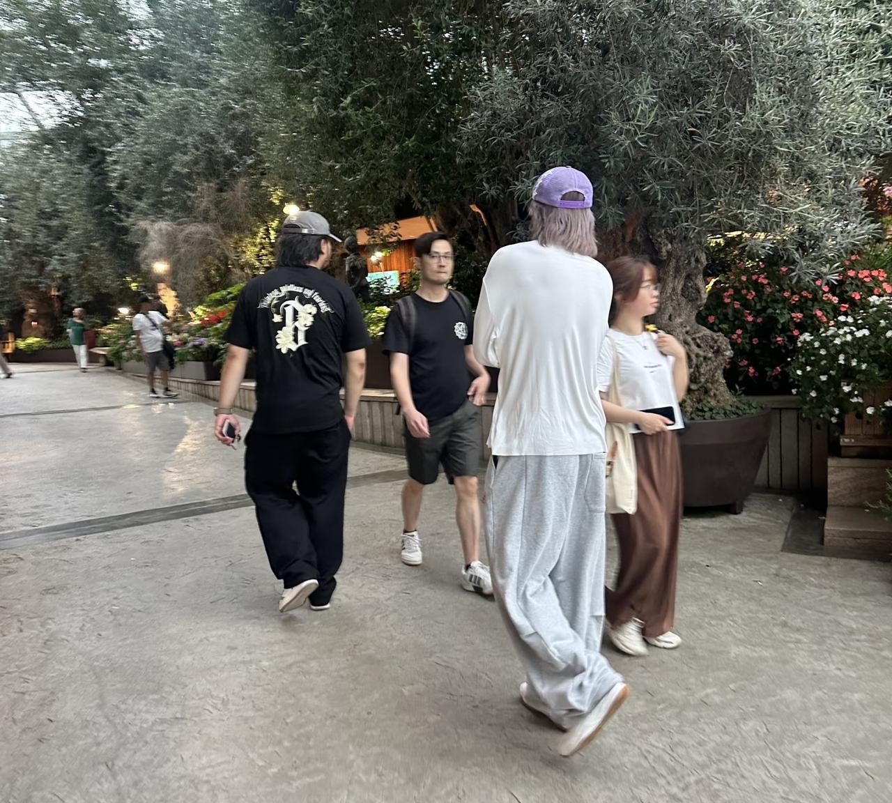 有网友在新加坡偶遇蔡徐坤，他真人个子这么高啊！高高大大的，很帅啊，而且他现在应该