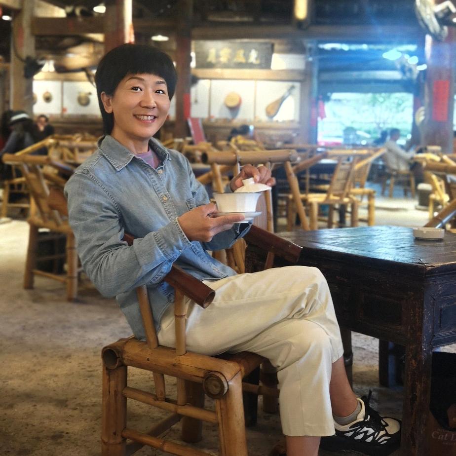 昨天前夫主动给我打了电话，聊了二十多分钟。一开口他就埋怨我，住院做手术这么大的