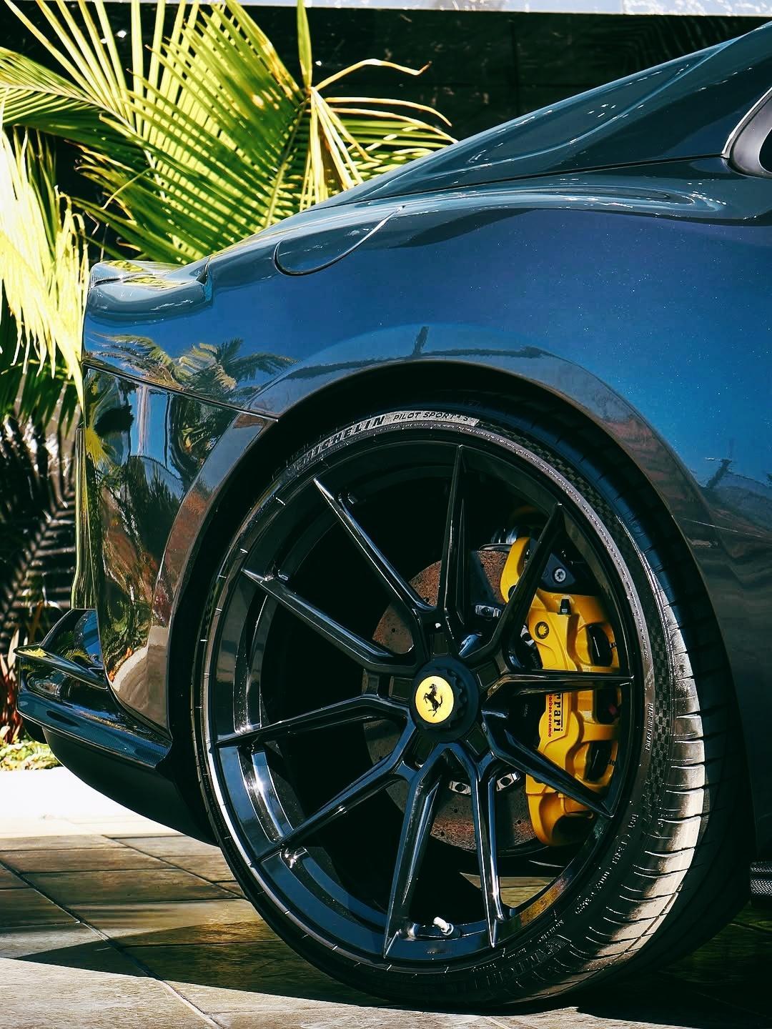 Ferrari812GTS法拉利时隔50年后重新推出的V12敞篷跑车