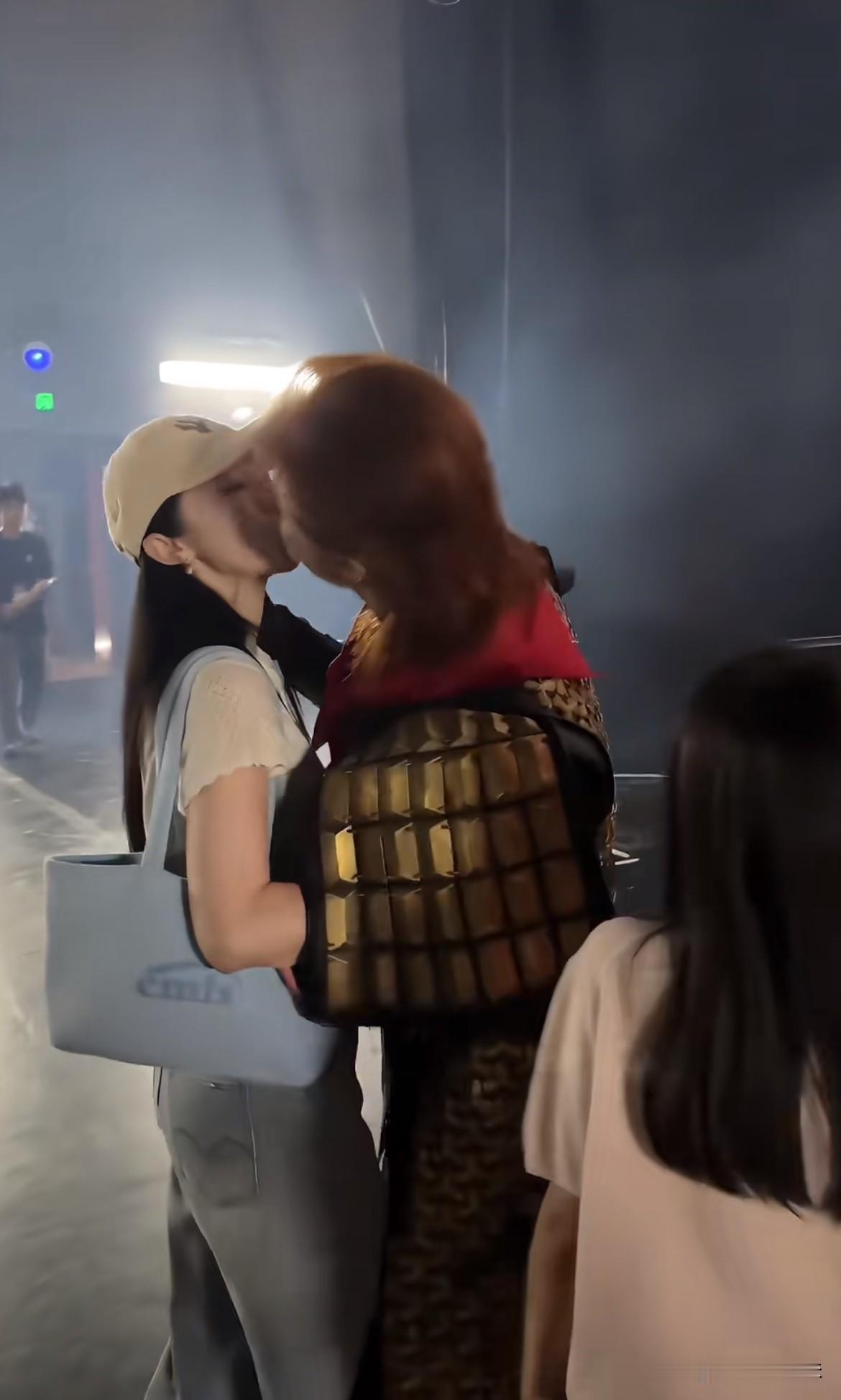 张维伊董璇在窝子面前玩亲亲😘！天啊，这是真不把窝子当外人啊，俩人一见面直接越