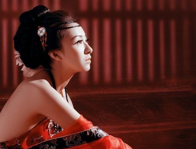 公元前195年，刘邦驾崩。入夜，吕后叫来丞相审食其，握着他的手柔情说道：“今晚留