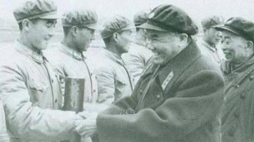 1955年，西南军区政治部副主任钟汉华奉调进京，顺路前去祭奠妻弟。在妻弟的墓前，