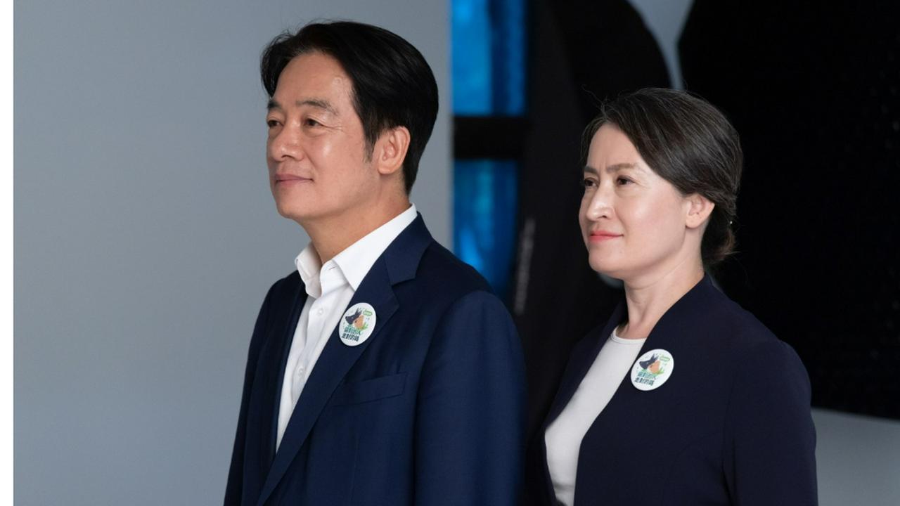 风向突然变了？赖清德喊话两岸交流，关键时刻，台校贴出五星红旗新北市一