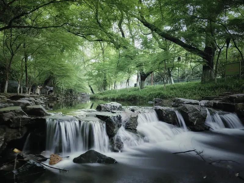 看到“青山不老年年在”这个上联，我脑海里第一反应就是“绿水长流日日新”这个下联。