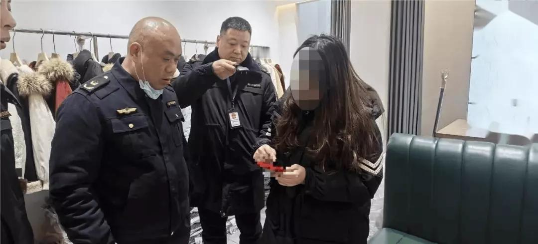 为卖羽绒服竟编低俗谎言！老板自导自演"嫖娼被抓"，网友：营销没底线真恶心！