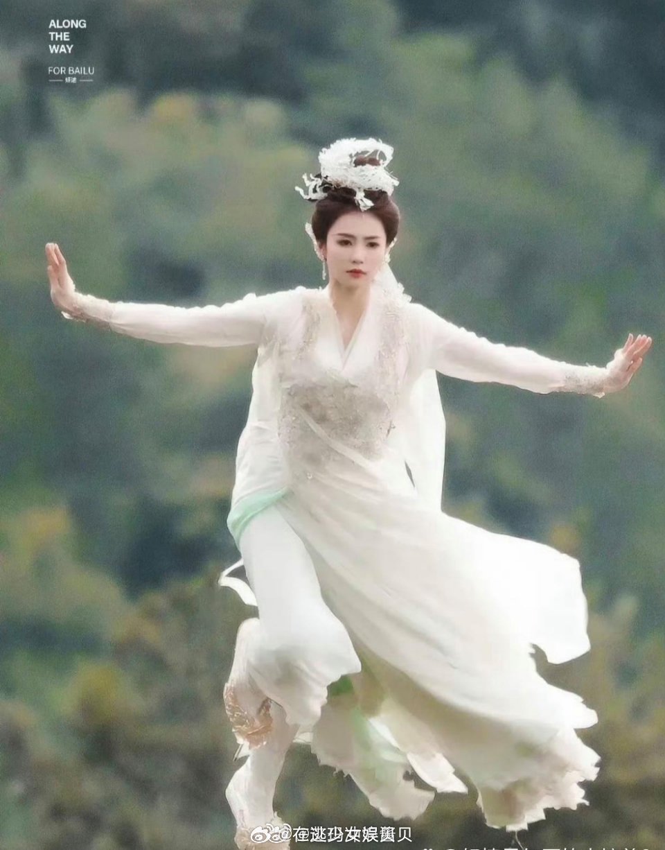 没想到现在的古装剧里都开始出现水晶鞋了