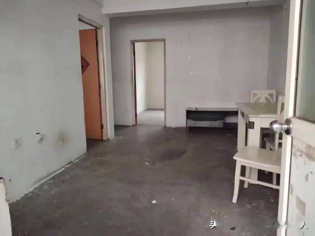 快要气疯了！最近楼下邻居要卖房，买下这个房就一直毛坯空置的，最近突然间这家人铁