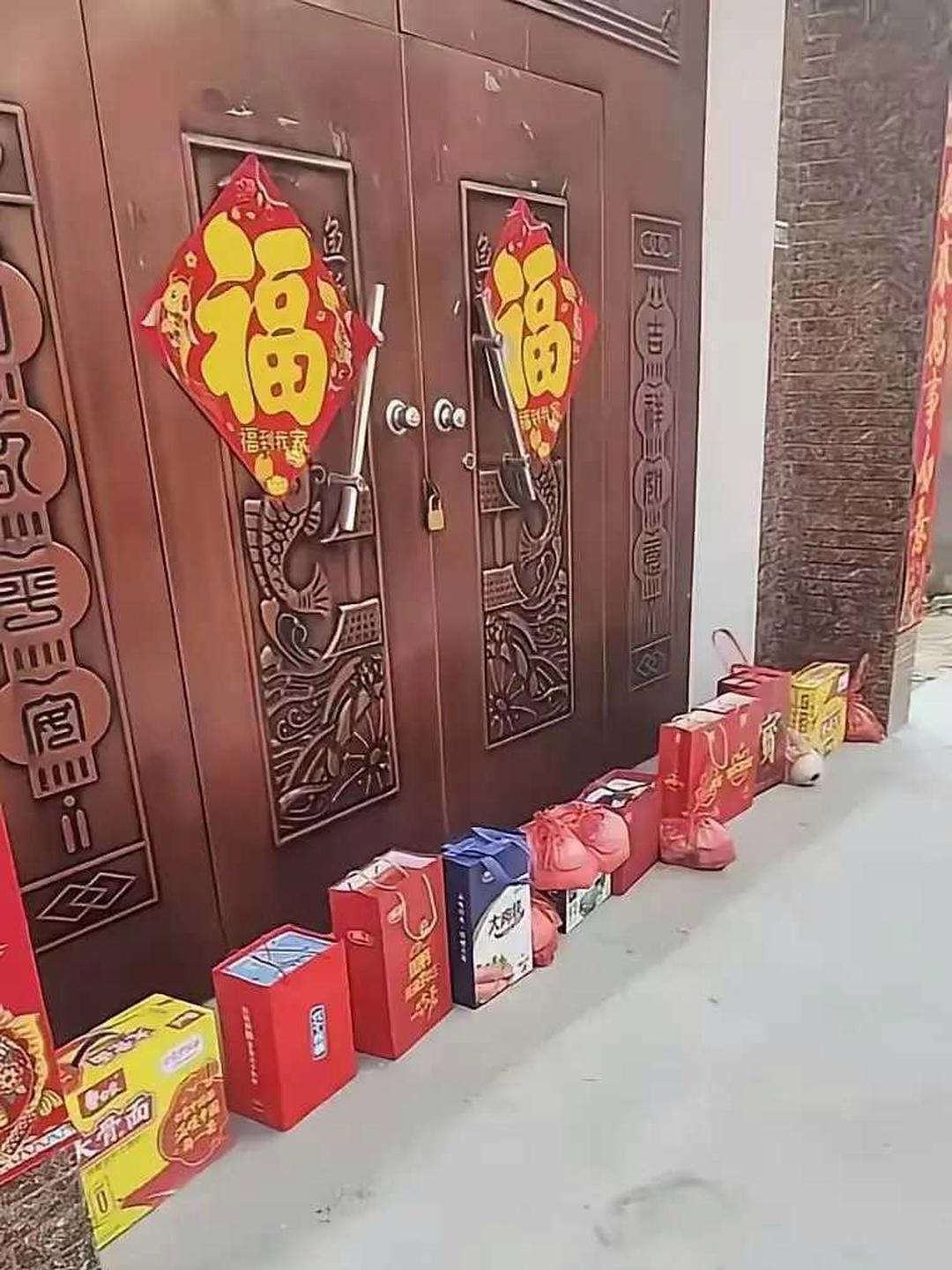 近日，网传一男子为躲避外侄外侄女拜年，直接锁门外出。中午回来时，男子见门口整整齐