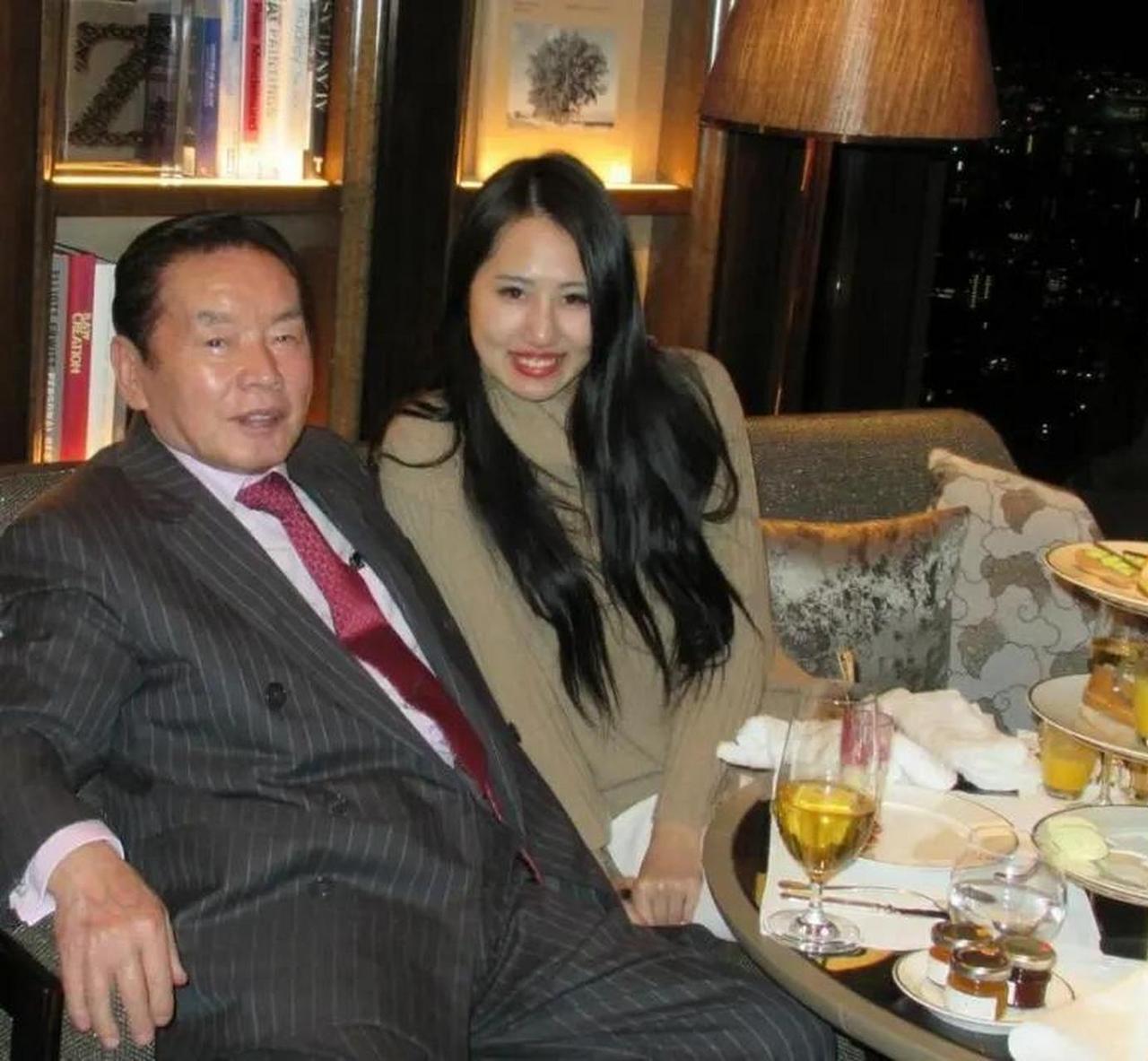 那个宣称自己睡过4000个女人的老头，最终死在豪宅沙发上，只穿一条内裤，口吐白沫