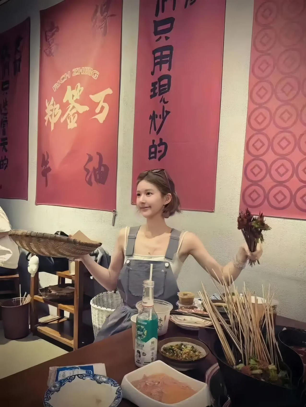 近日，赵露思现身成都，享受撸串的乐趣。据了解她刚大病初愈，但即便如此，她身材依然