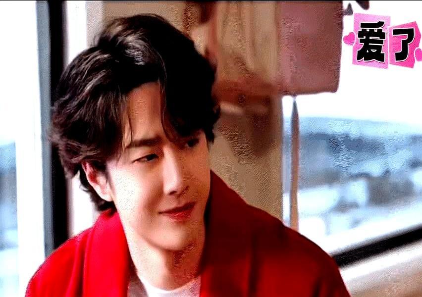 高铁偶遇王一博，他先干饭再营业。女孩想投喂，他只点头继续吸面。镜头里高冷，镜