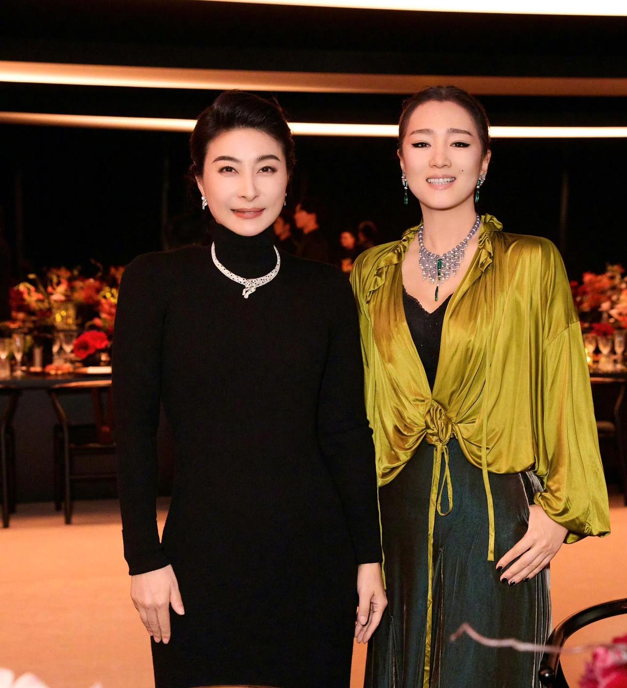 岁月不败美人！巩俐一袭墨绿色长裙配丝绸外套亮相时尚活动，低盘发造型优雅大气，瞬间