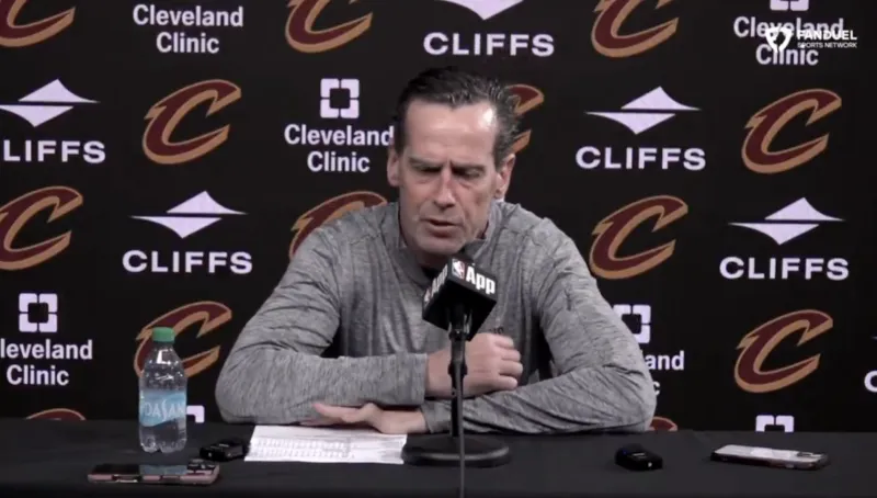 NBA常规赛骑士103-120不敌热火。赛后骑士主帅肯尼-阿特金色接受了记者