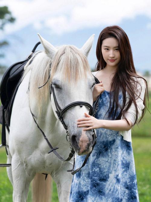 38岁的刘亦菲近日在社交平台晒出阿联酋旅游照，以石灰色露脐短袖搭配牛仔短裙，马甲