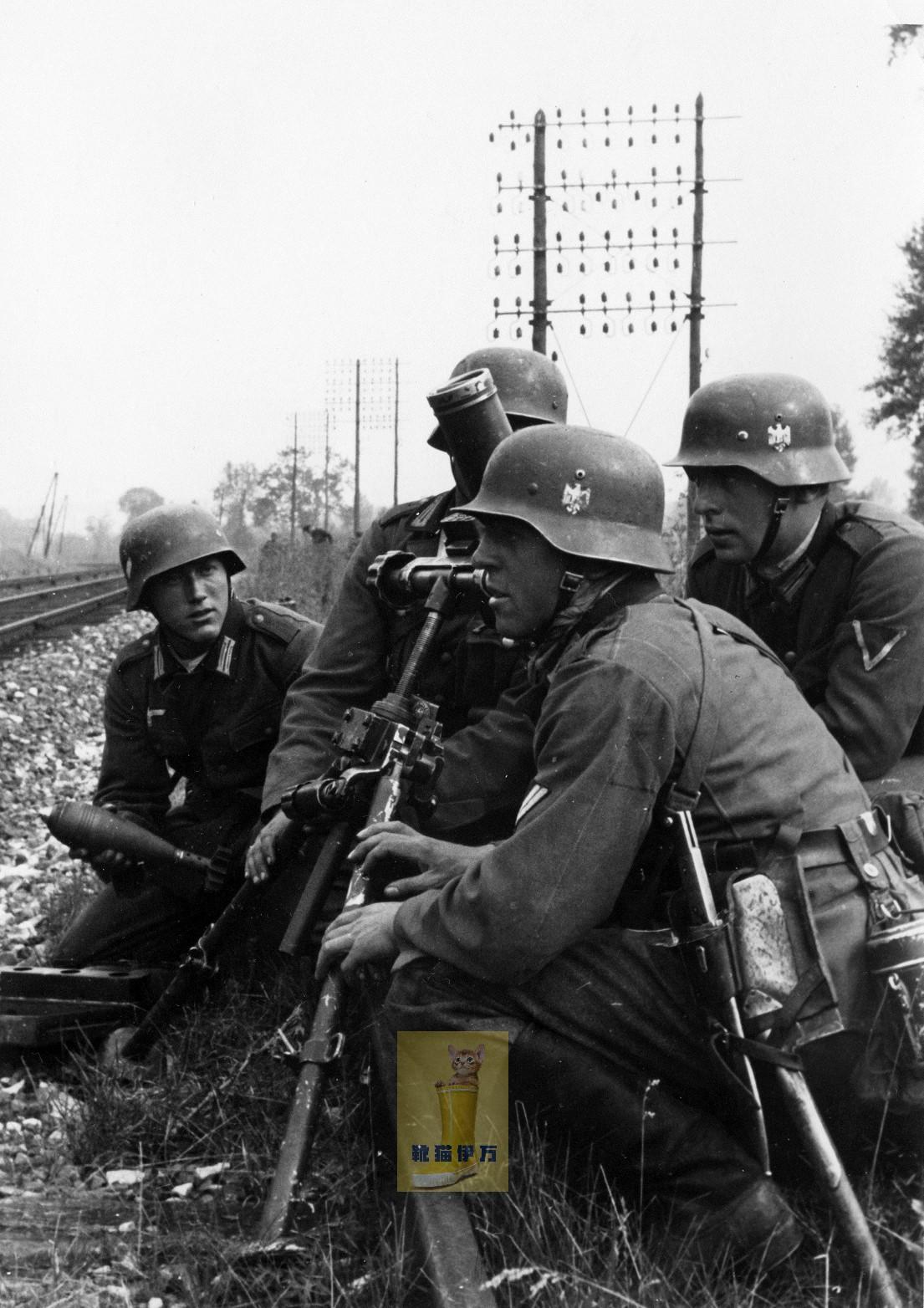 [呲牙笑]这两张照片可能没什么特别出彩的地方，不过摄影师却是非常有分量的——19