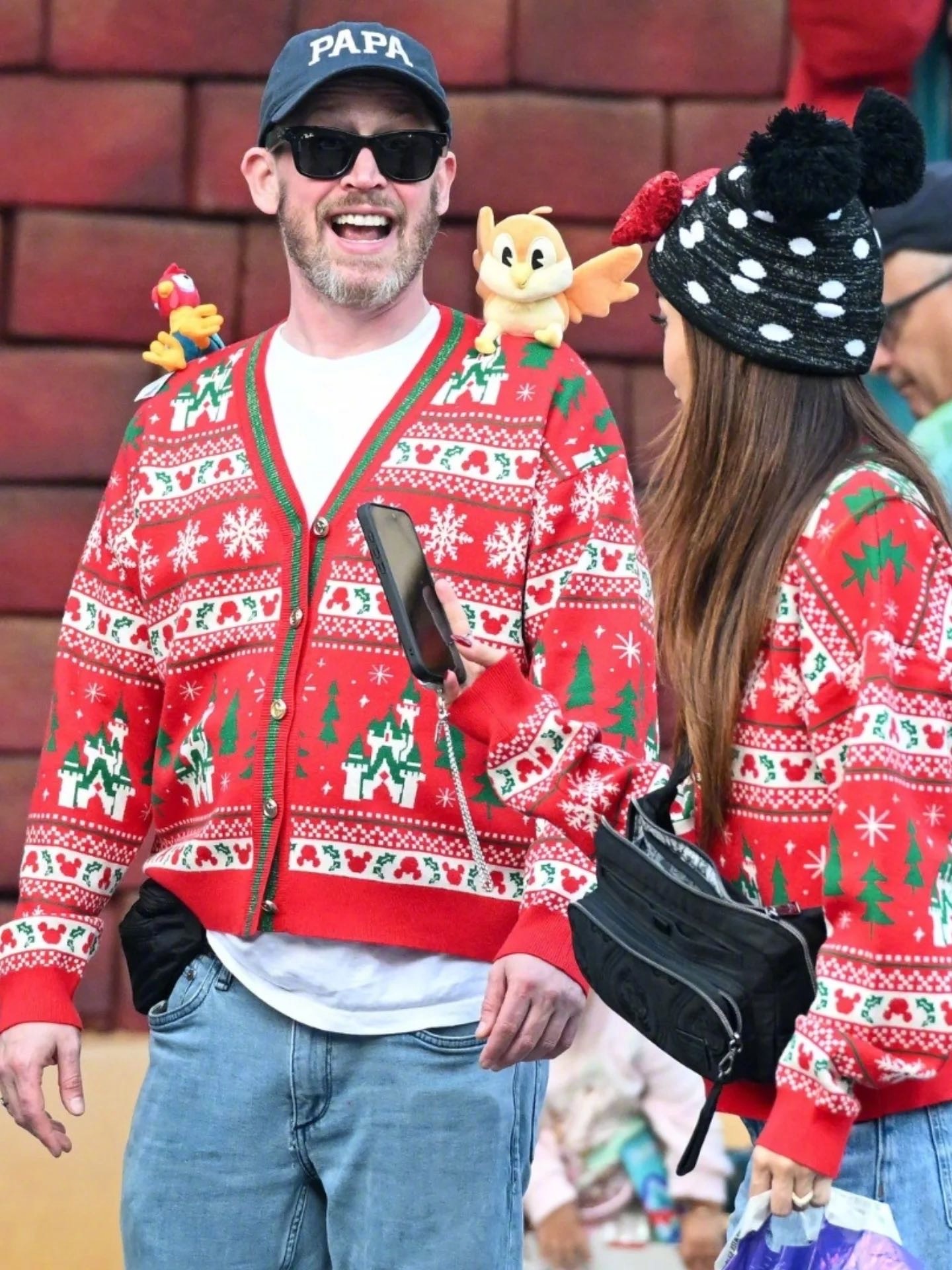 《小鬼当家》的麦考利·卡尔金和未婚妻BrendaSong带着两个儿子Da