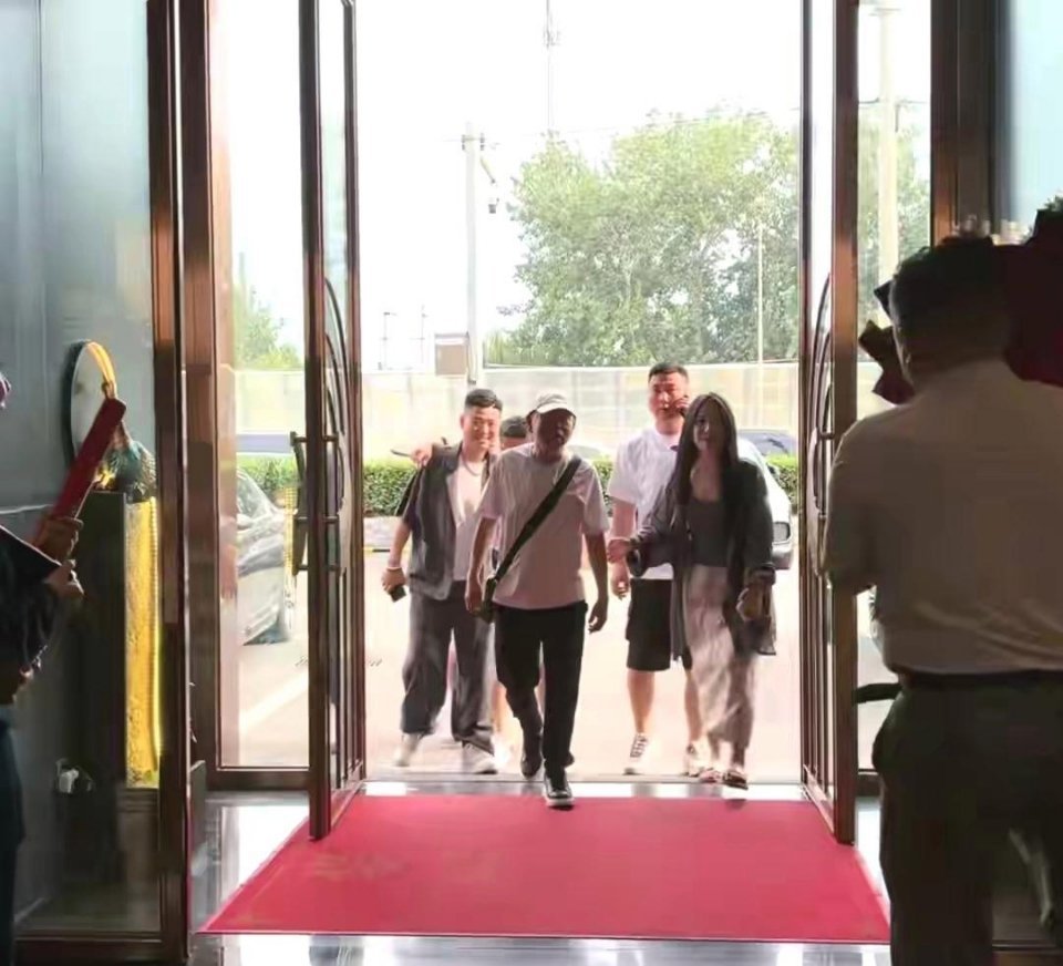 潘长江喜迎69岁生日，一众徒弟设宴祝寿，喝五粮液心情大好