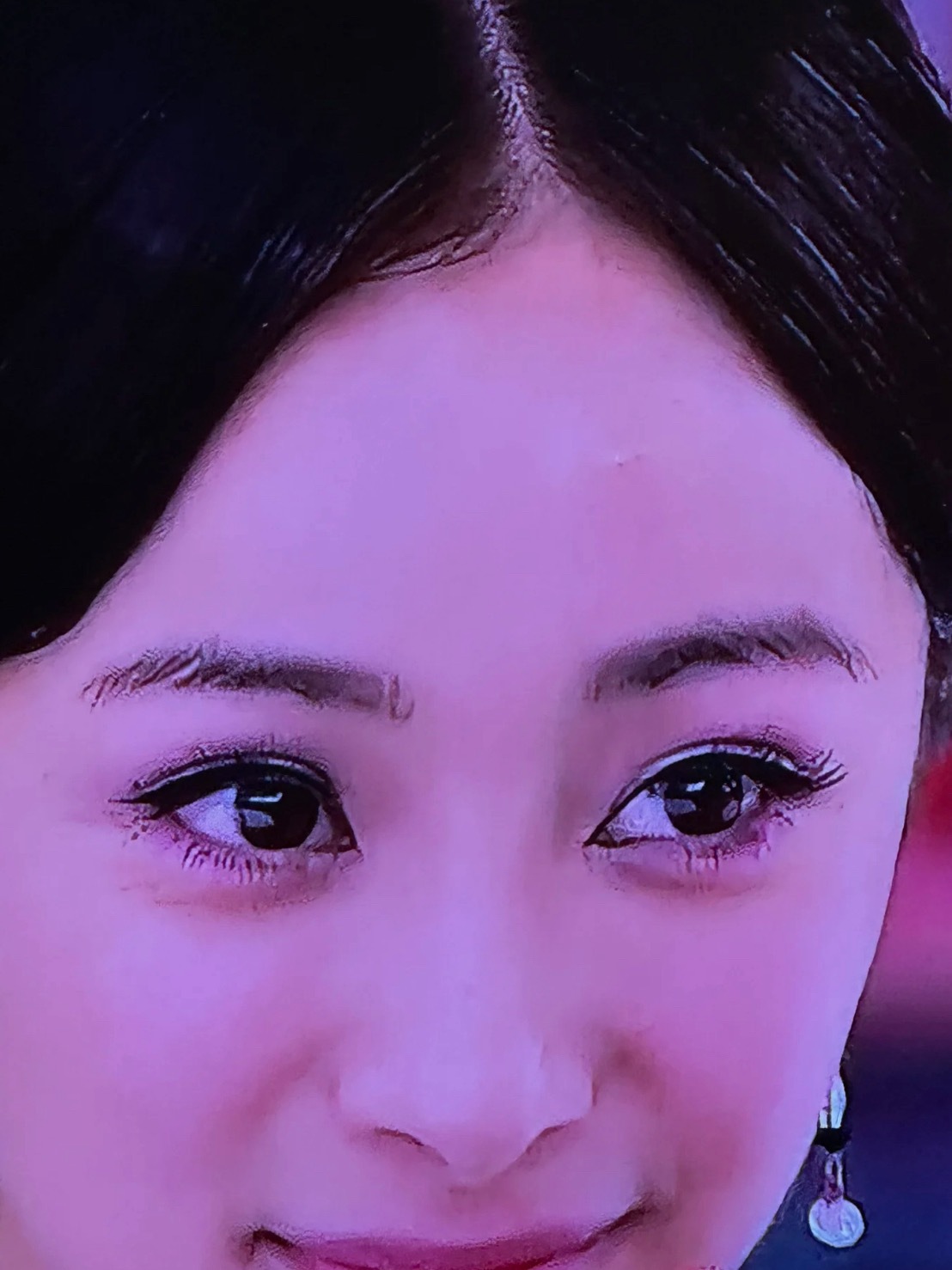 十多年前的眼妆就很精致了猫眼眼线还开了眼角