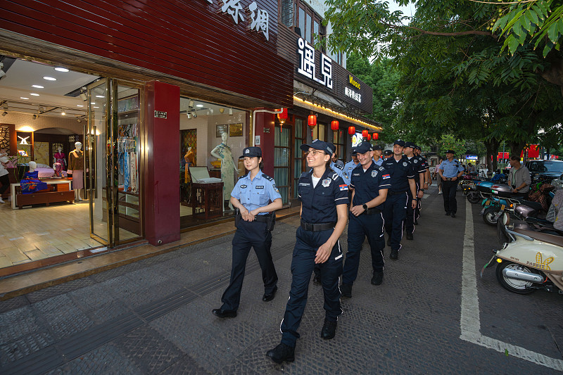 谁也没想到，一次寻常的饭后散步，竟然揪出了一条洗钱的暗线。事情要从8月26日晚上说起。上海闵行老外街