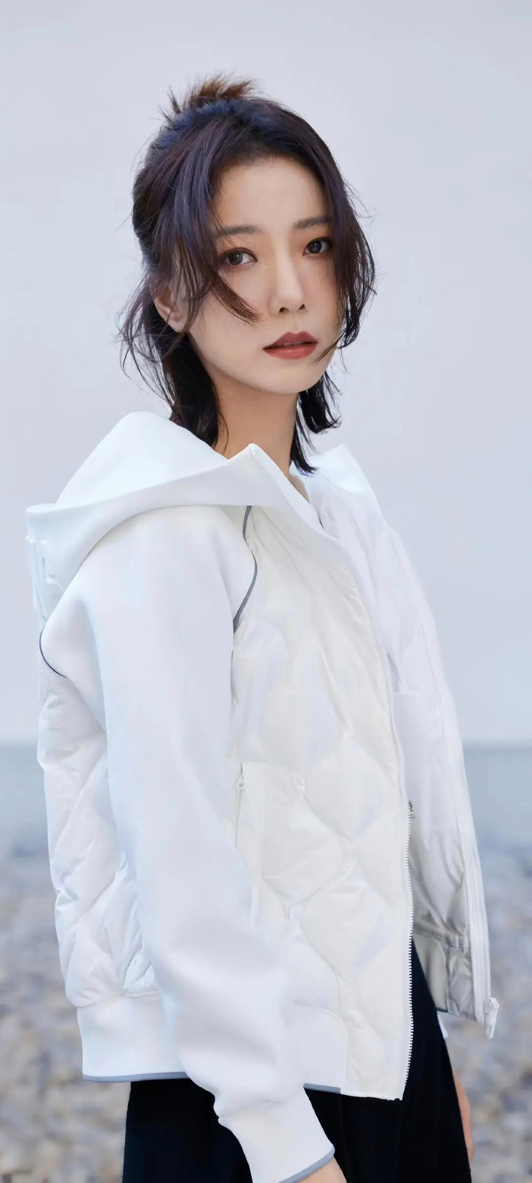 王珞丹的素色毛衣造型太绝了！极简的纯色设计褪去繁复，柔软针织勾勒出松弛随性的线条