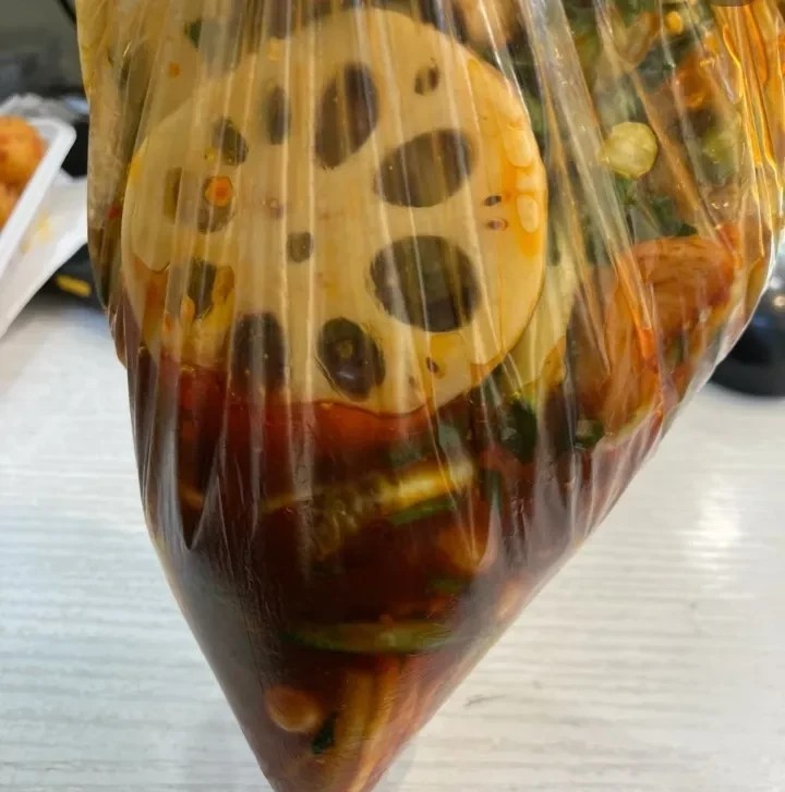 被凉菜刺客扎心了去买凉菜，11一斤，我本来以为是装好称完再拌，结果老板直接开拌