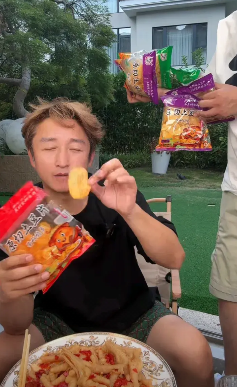 拳王邹市明终究还是向生活低头了直播间卖起了鸡爪和薯片几年时间被冉颖莹败