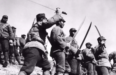 1943年，新四军4连正被日军追击，部队却突然停在交通沟里，连长白思才大喊：“为