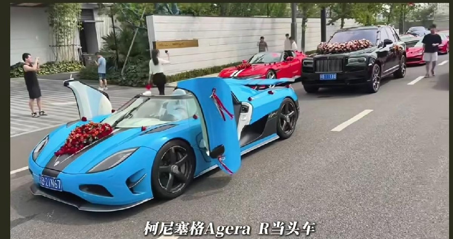 慈溪少爷举办的婚礼果然宏大，光婚车车队就有上亿了，头车是柯尼塞格AgeraR，接着是库里南，再后面是