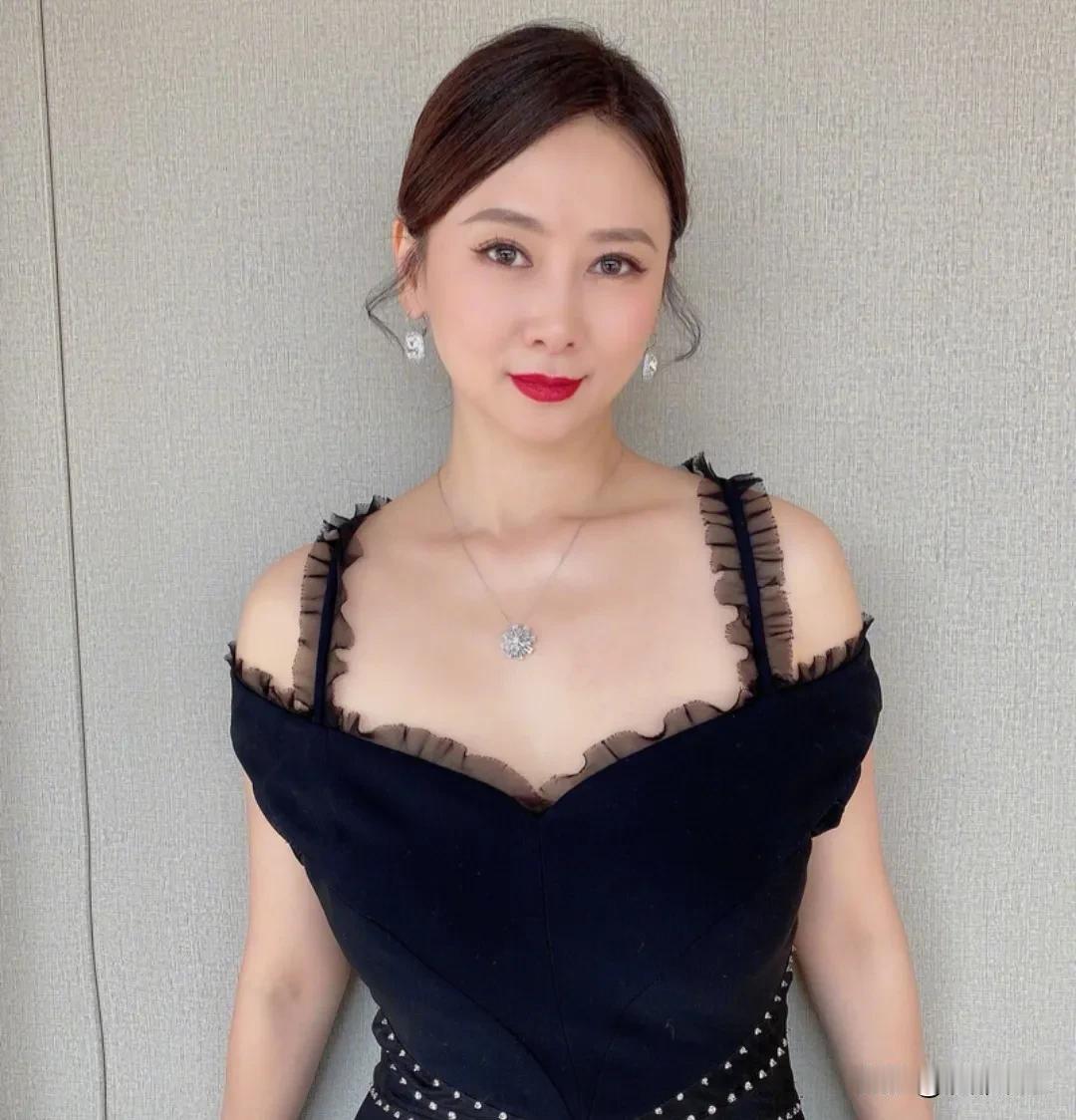 太优秀了，58岁翁虹女儿全A毕业横扫UCLA，这件礼物让全网破防6月19日，