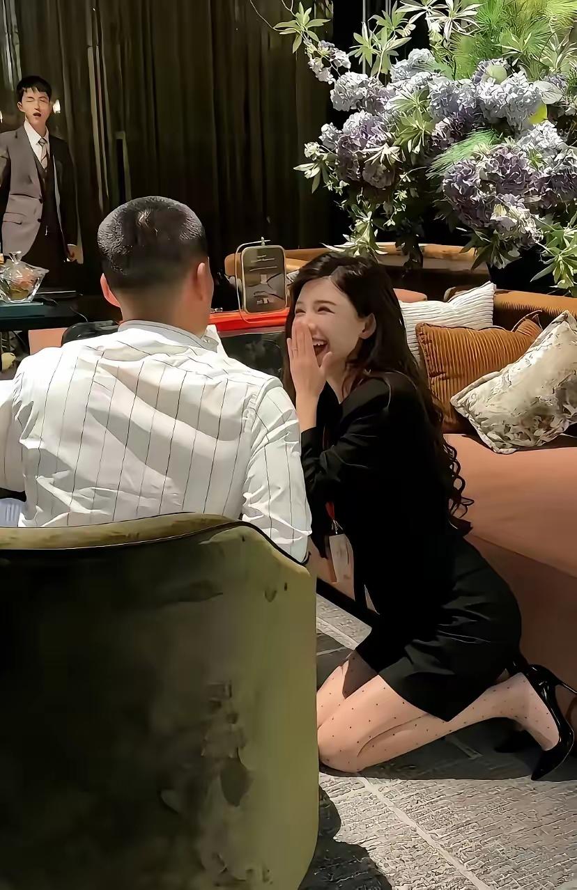 这要是我女朋友，工资一个月八万我都不会让她再干的！[捂脸哭][捂脸哭]