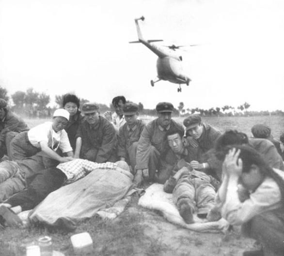 1976年唐山大地震中，一座监狱突然倒塌，200多名囚犯得以跑出。然而，他们没有